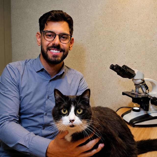 Dr. Rozendo Neto com gato em ambiente clínico